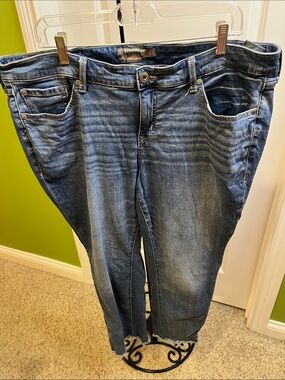 EUC Torrid Minimal Distressing Indigo Boyfriend Jeans